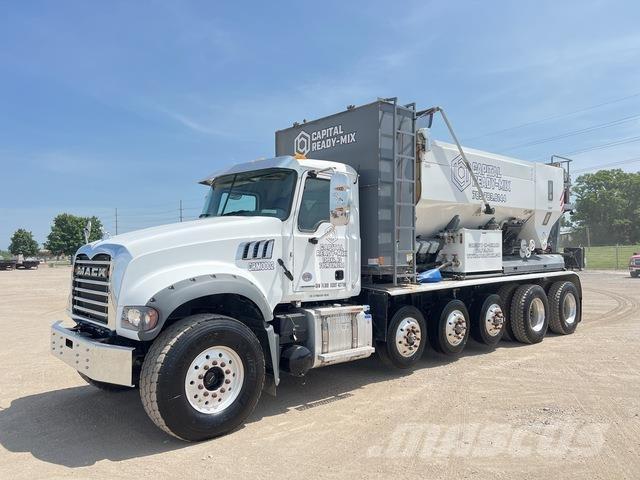 Mack GR64F Camion malaxeur