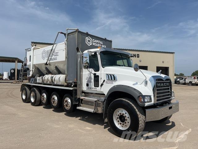Mack GR64F Camion malaxeur