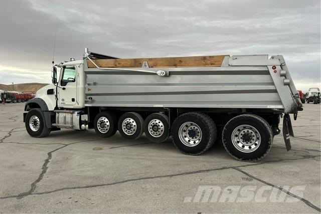 Mack GR64F Camion benne