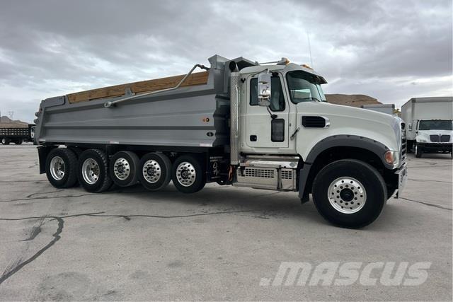 Mack GR64F Camion benne