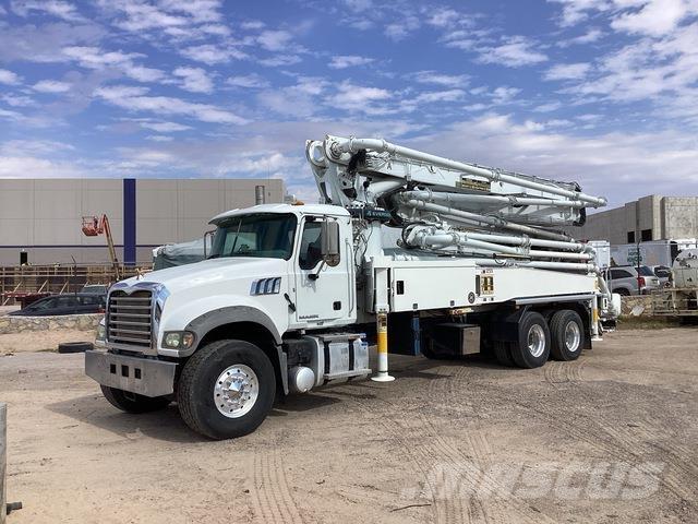 Mack GR64F Pompe à béton