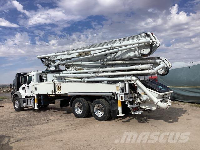 Mack GR64F Pompe à béton