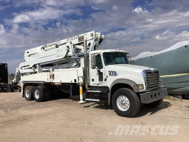 Mack GR64F Pompe à béton