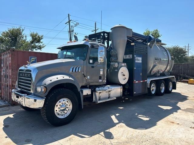 Mack Granite Pelle sur chenilles