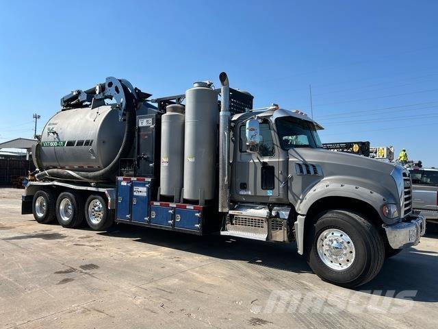 Mack Granite Pelle sur chenilles