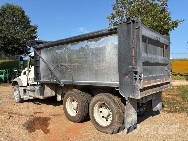Mack GU713 Camion benne