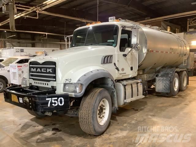 Mack GU713 Camion citerne à eau