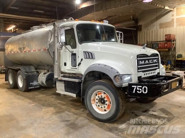 Mack GU713 Camion citerne à eau
