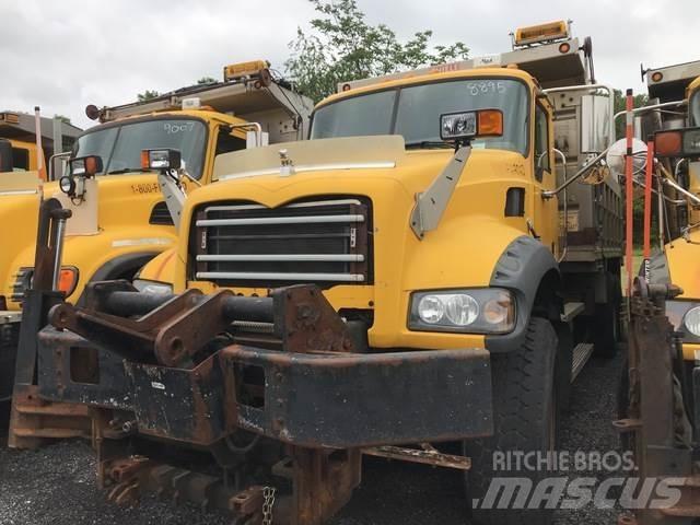 Mack GU713 Camion benne