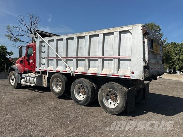 Mack GU713 Camion benne