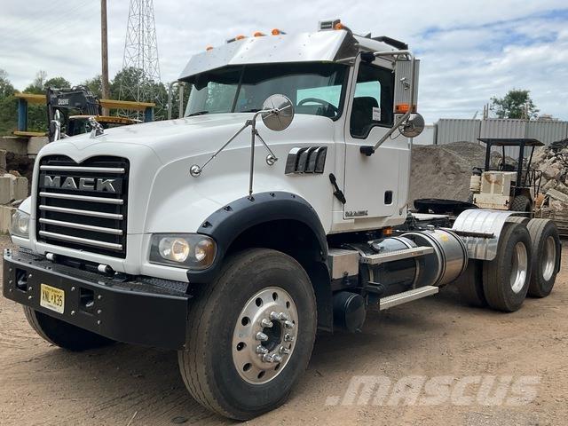 Mack GU713 Tracteur routier