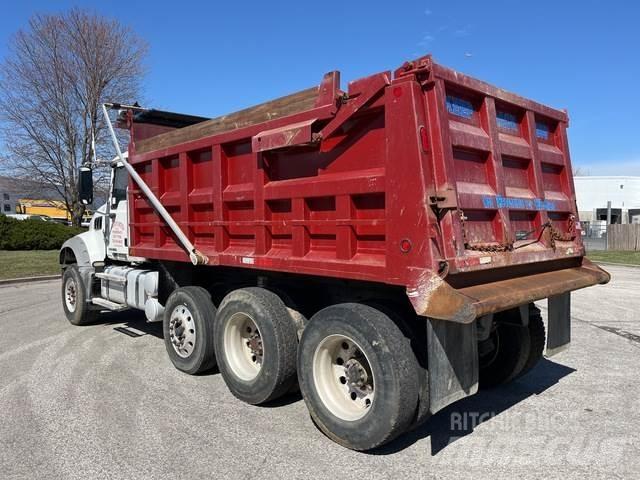 Mack GU714 Camion benne