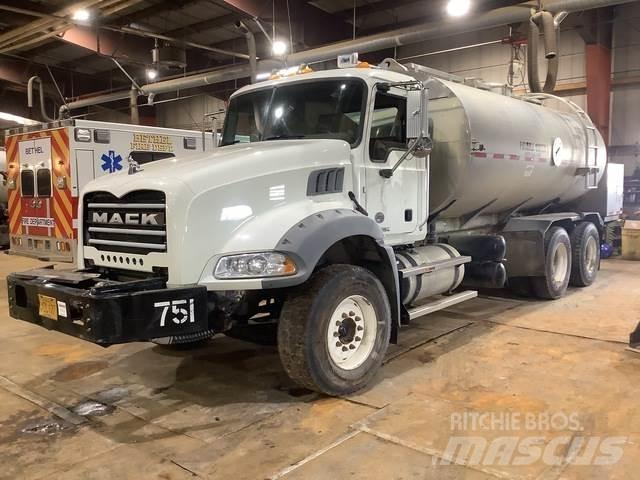 Mack GU813 Camion citerne à eau