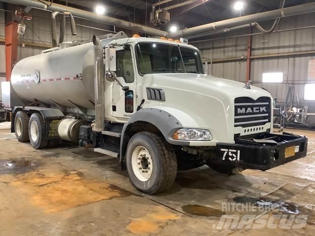 Mack GU813 Camion citerne à eau