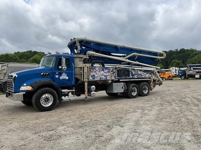 Mack GU813 Pompe à béton