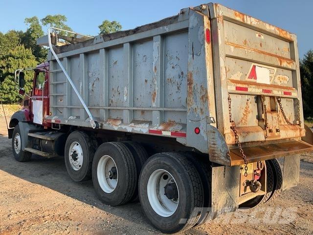 Mack GU813 Camion benne