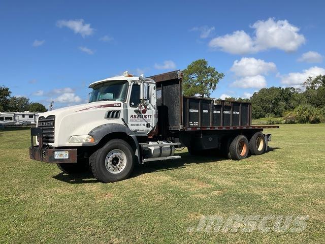Mack GU813 Camion benne