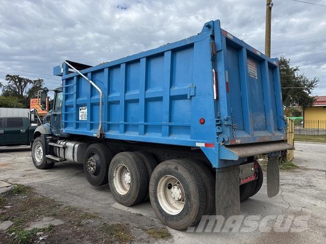 Mack GU813 Camion benne