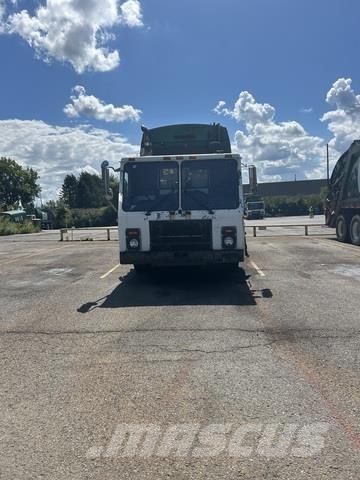 Mack LE613 Camion poubelle