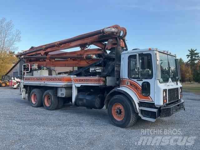Mack MR688S Pompe à béton