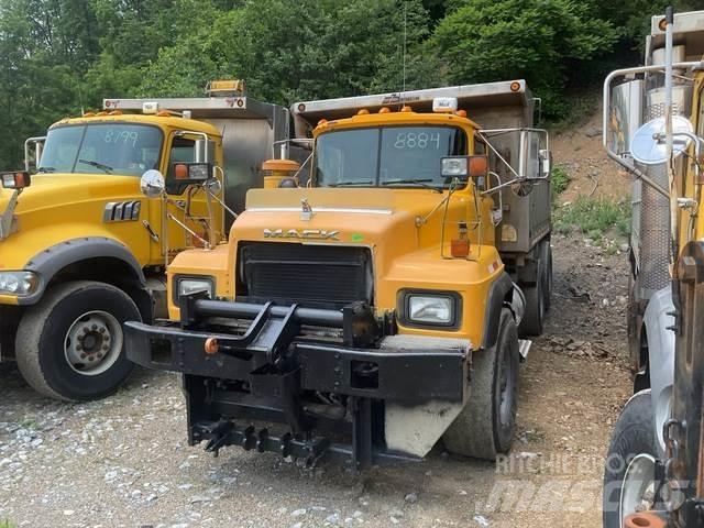 Mack RD688S Sableuse et saleuse