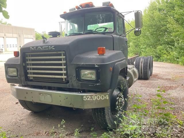 Mack RD688S Cabines