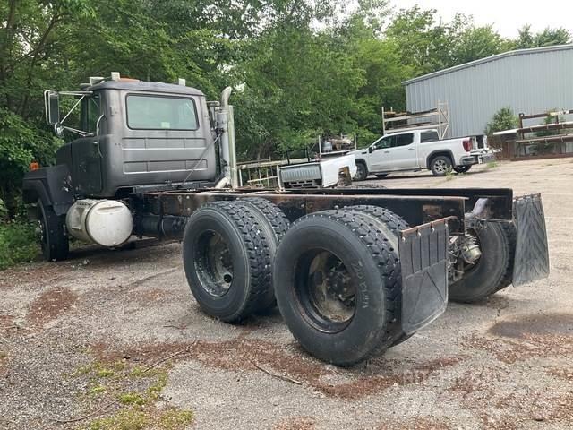Mack RD688S Cabines