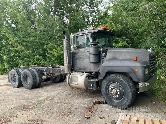 Mack RD688S Cabines
