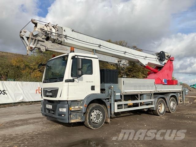 MAN TGM26.290 Camion plateau ridelle avec grue