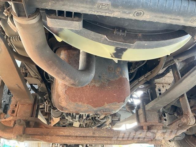 MAN TGM26.290 Camion plateau ridelle avec grue