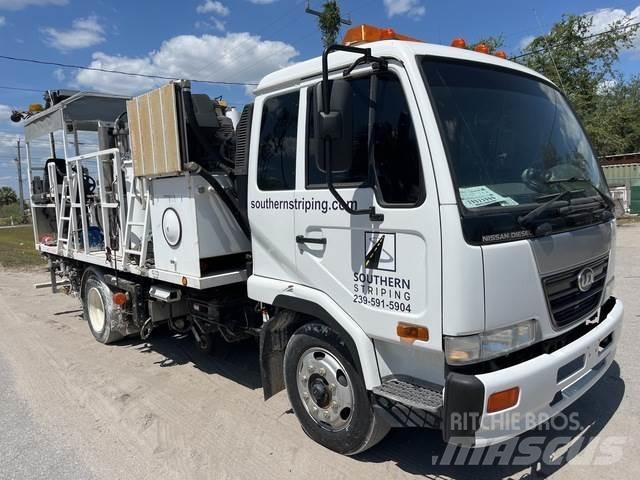 Nissan UD2300 Camions et véhicules municipaux