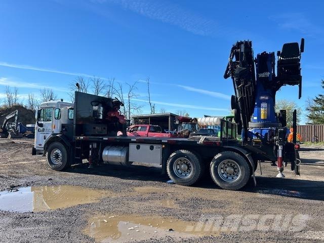 Peterbilt  Camion plateau ridelle avec grue