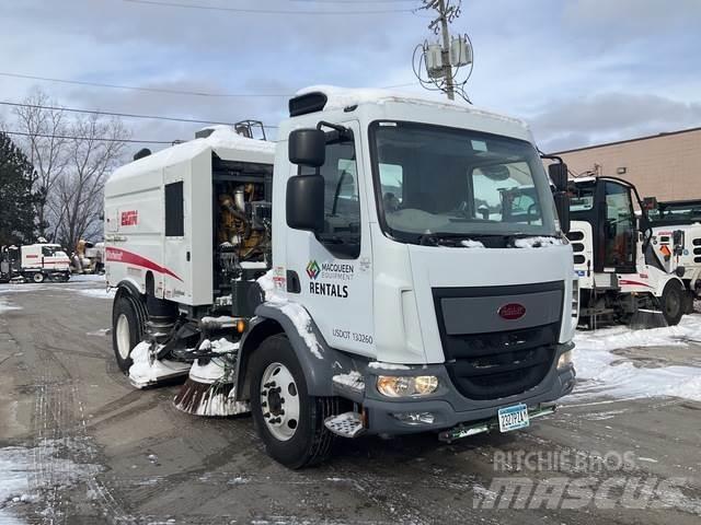 Peterbilt 220 Camion balayeur