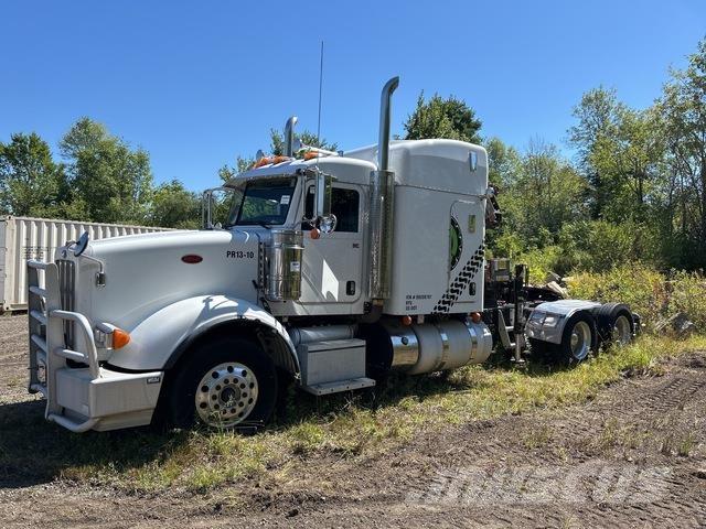 Peterbilt 367 Camion plateau ridelle avec grue