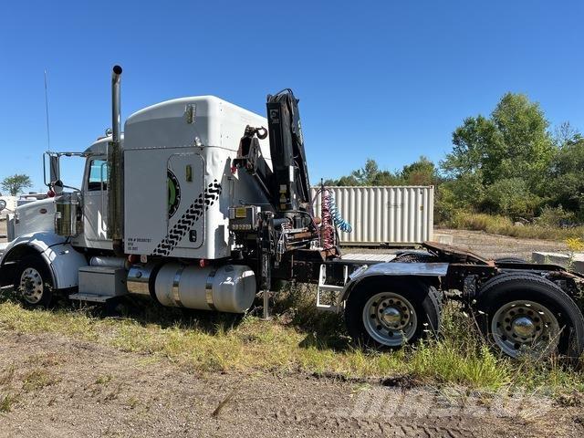 Peterbilt 367 Camion plateau ridelle avec grue