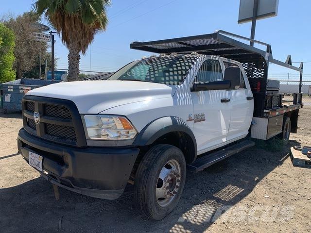 RAM 5500 Camion plateau ridelle avec grue