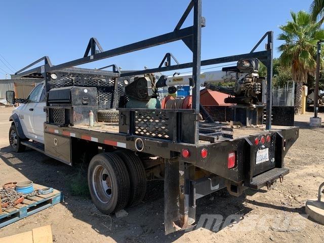 RAM 5500 Camion plateau ridelle avec grue