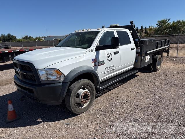 RAM 5500 Camion plateau ridelle avec grue