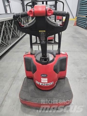 Raymond 8410 Transpalette manuel
