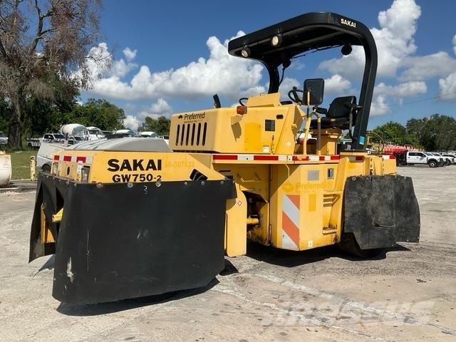 Sakai GW750-2 Rouleaux à pneumatiques