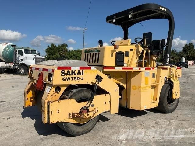Sakai GW750-2 Rouleaux à pneumatiques