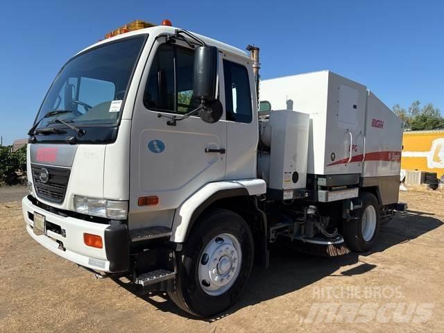 UD 3300 Camion balayeur