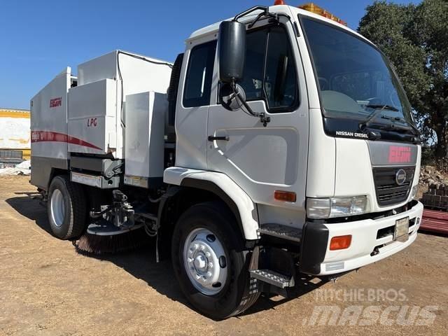 UD 3300 Camion balayeur