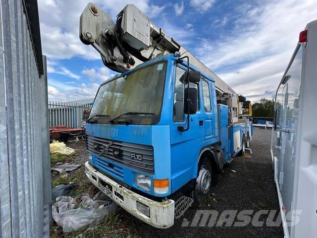 Volvo  Camion plateau ridelle avec grue