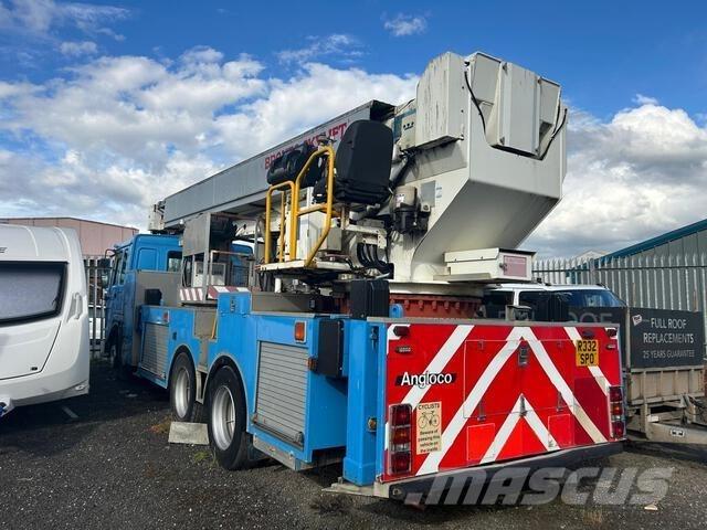 Volvo  Camion plateau ridelle avec grue
