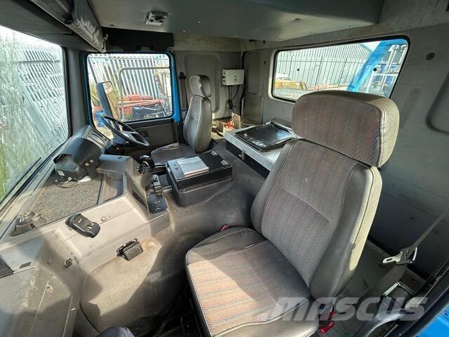 Volvo  Camion plateau ridelle avec grue