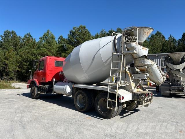 Volvo VHD64B Autre camion