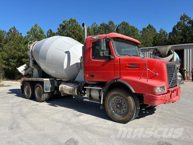 Volvo VHD64B Autre camion