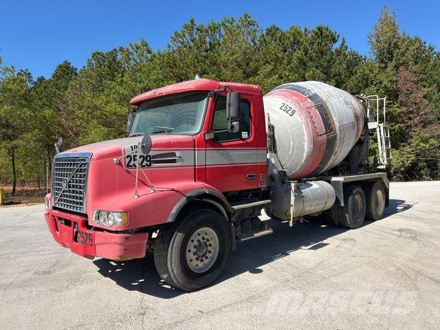 Volvo VHD64B Autre camion