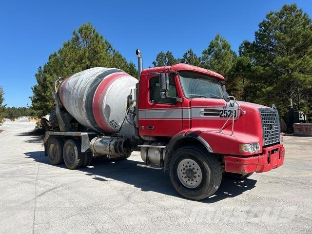 Volvo VHD64B Autre camion